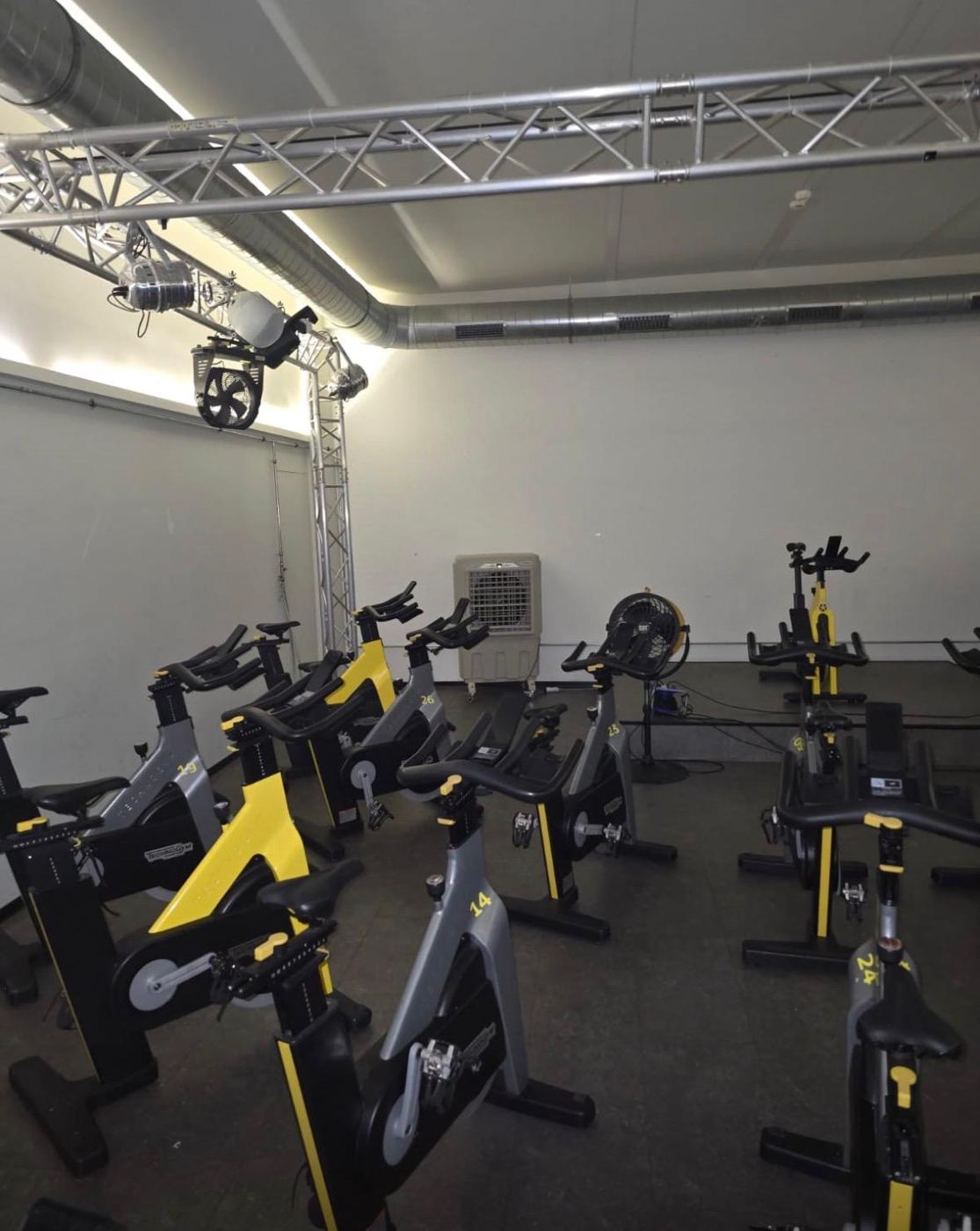 Rafraîchisseur évaporatif vu de profil dans un espace fitness à Genève