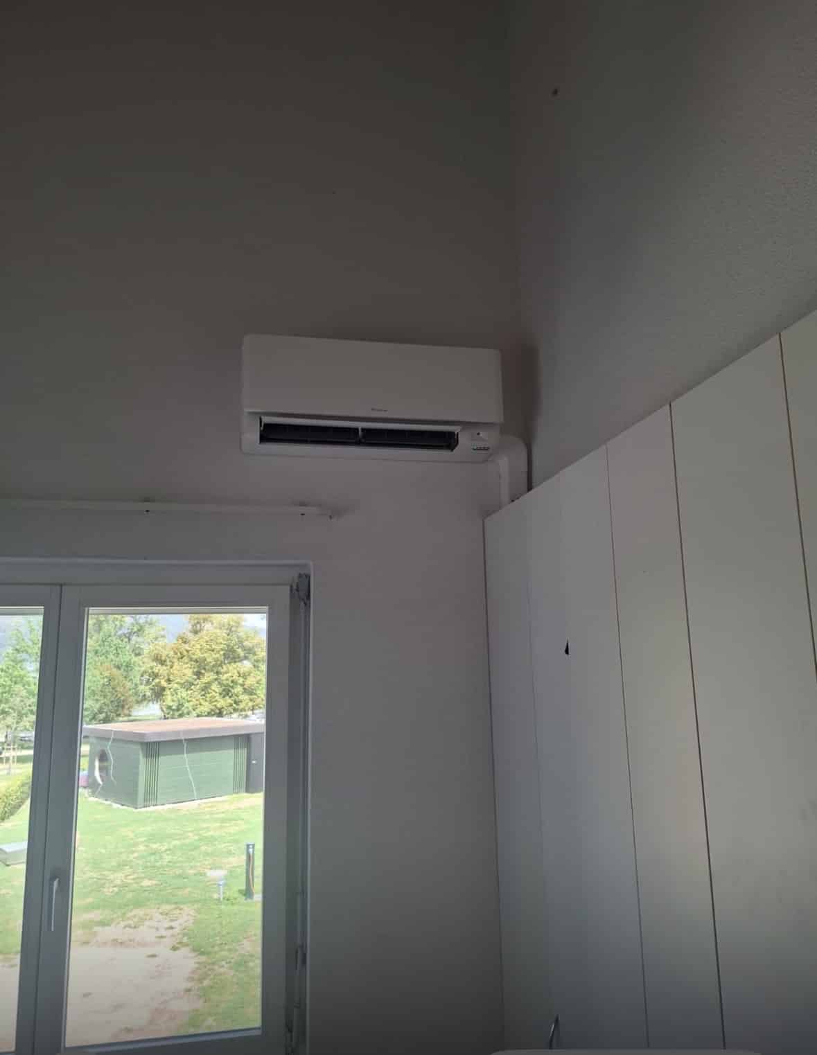 Deuxième unité murale Daikin posée en hauteur dans une chambre, à côté des armoires