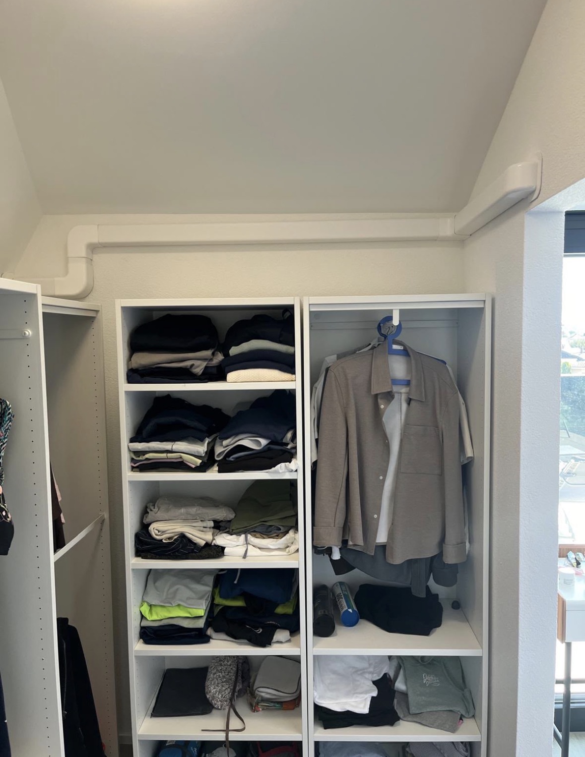 Goulotte blanche des liaisons frigorifiques cheminant au plafond du dressing