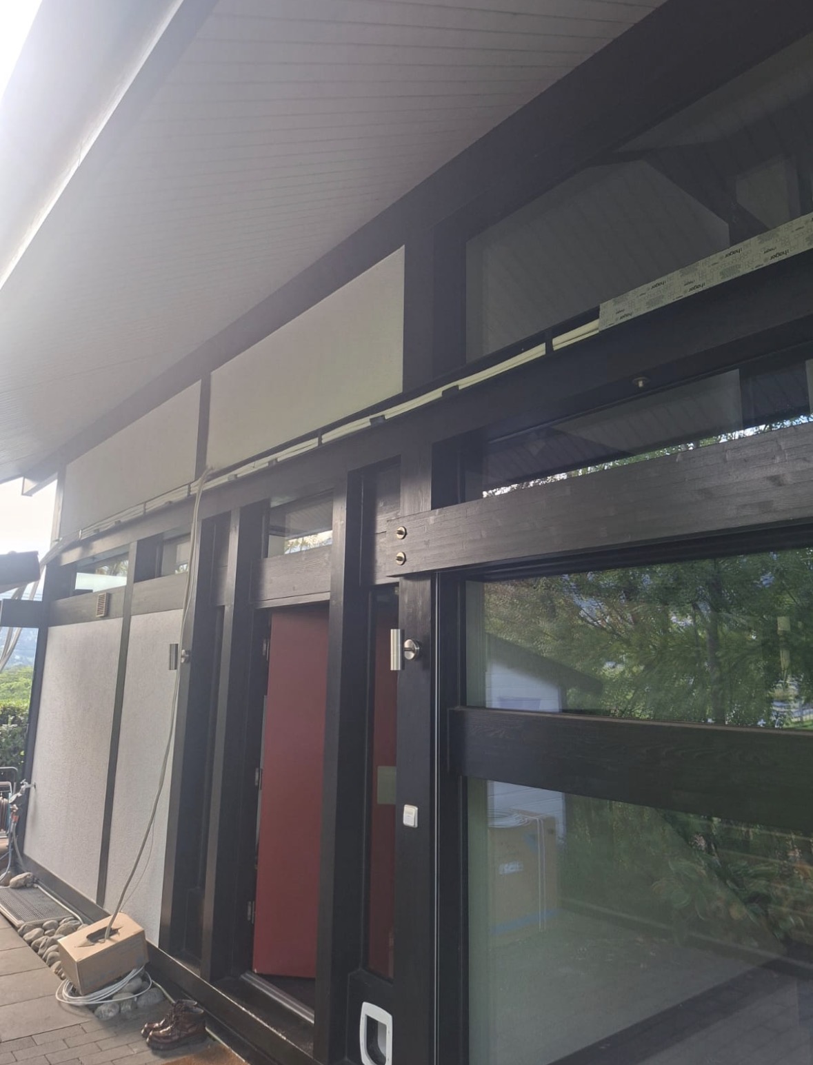 Cheminement de liaisons en façade le long des menuiseries en bois foncé