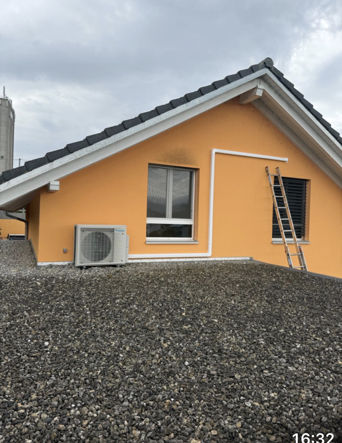 Unité extérieure Daikin installée contre la façade de la villa, goulotte blanche alignée sous la toiture