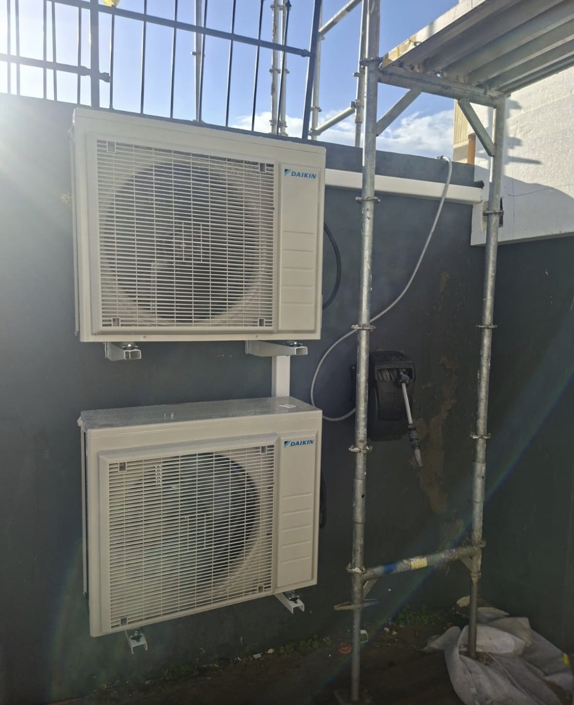 Deux unités extérieures Daikin fixées en façade sur supports muraux superposés