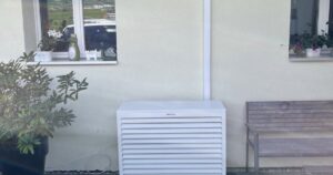 Groupe extérieur de climatisation avec son cache Decoclim, villa à Grimisuat en Valais