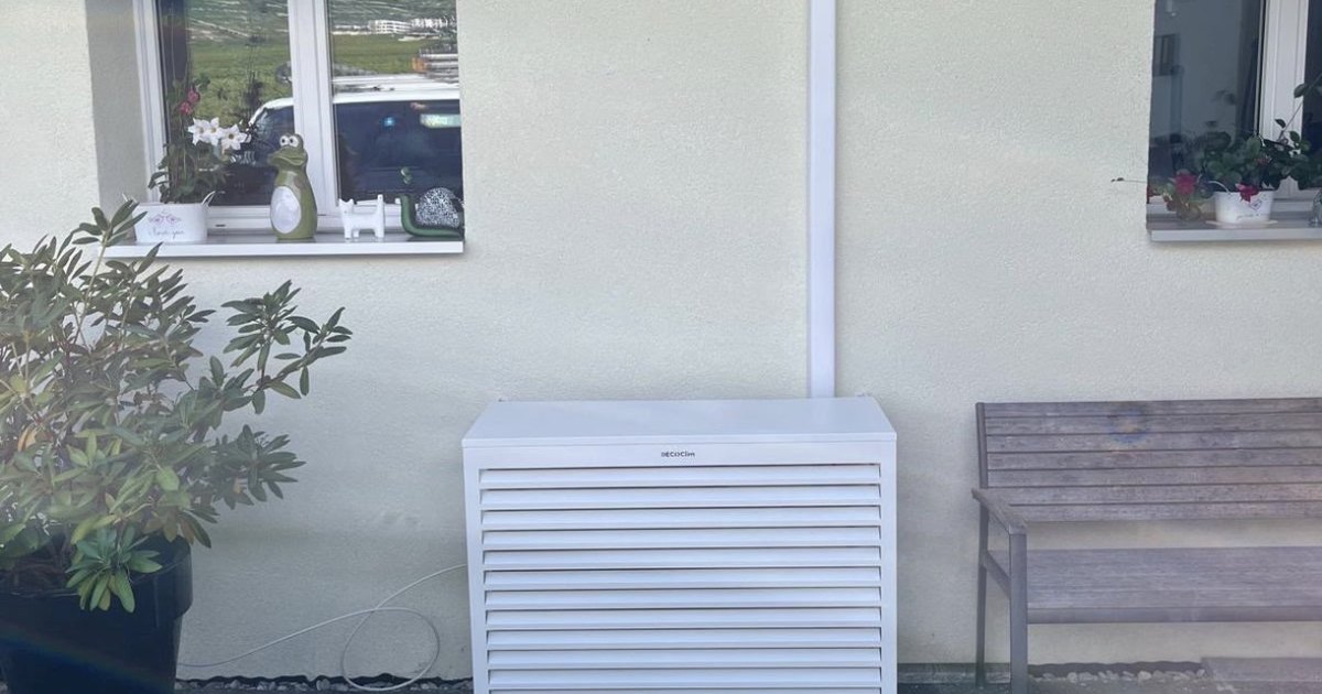 Groupe extérieur de climatisation avec son cache Decoclim, villa à Grimisuat en Valais