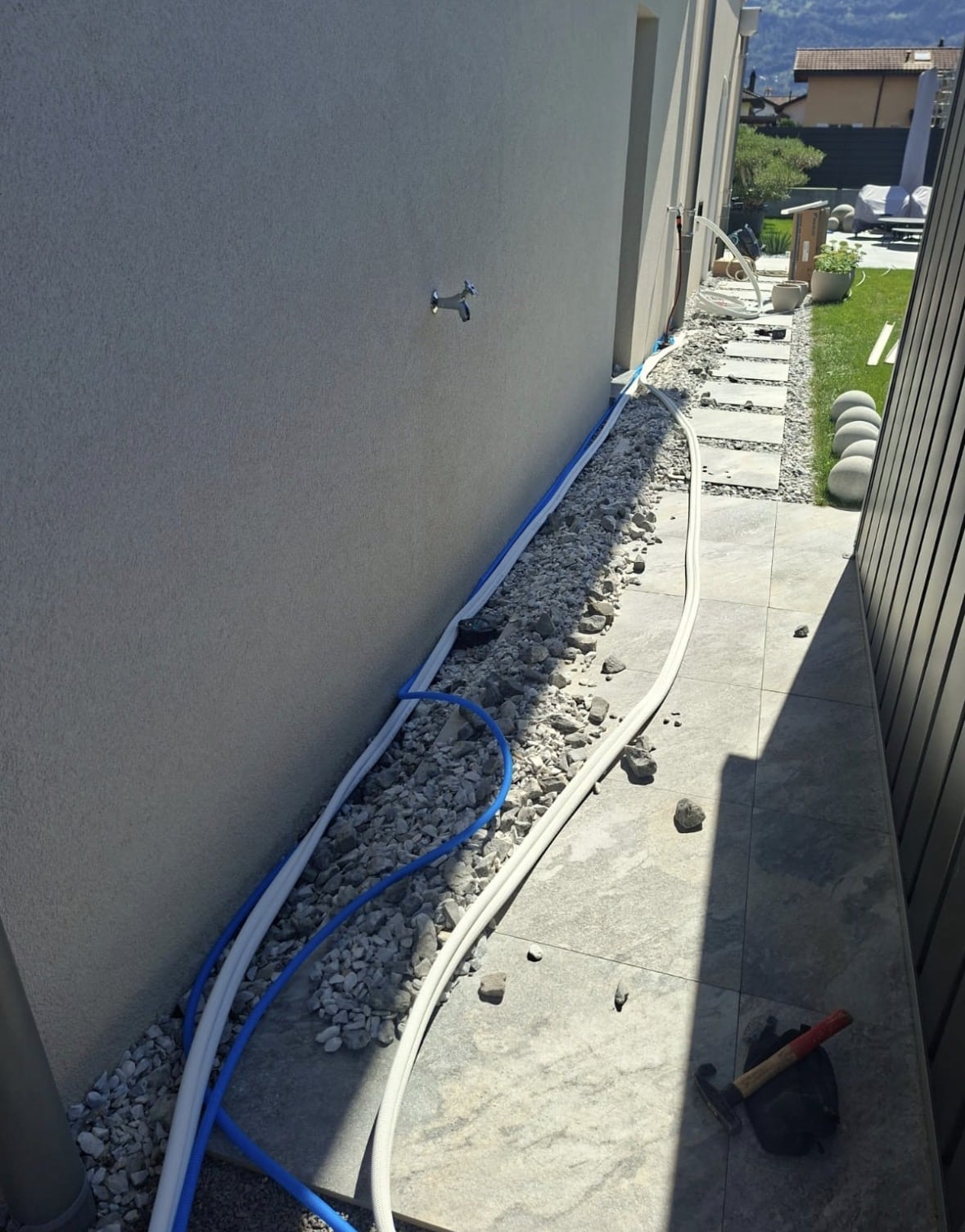 Lignes frigorifiques posées dans le lit de gravier le long de la villa avant enfouissement