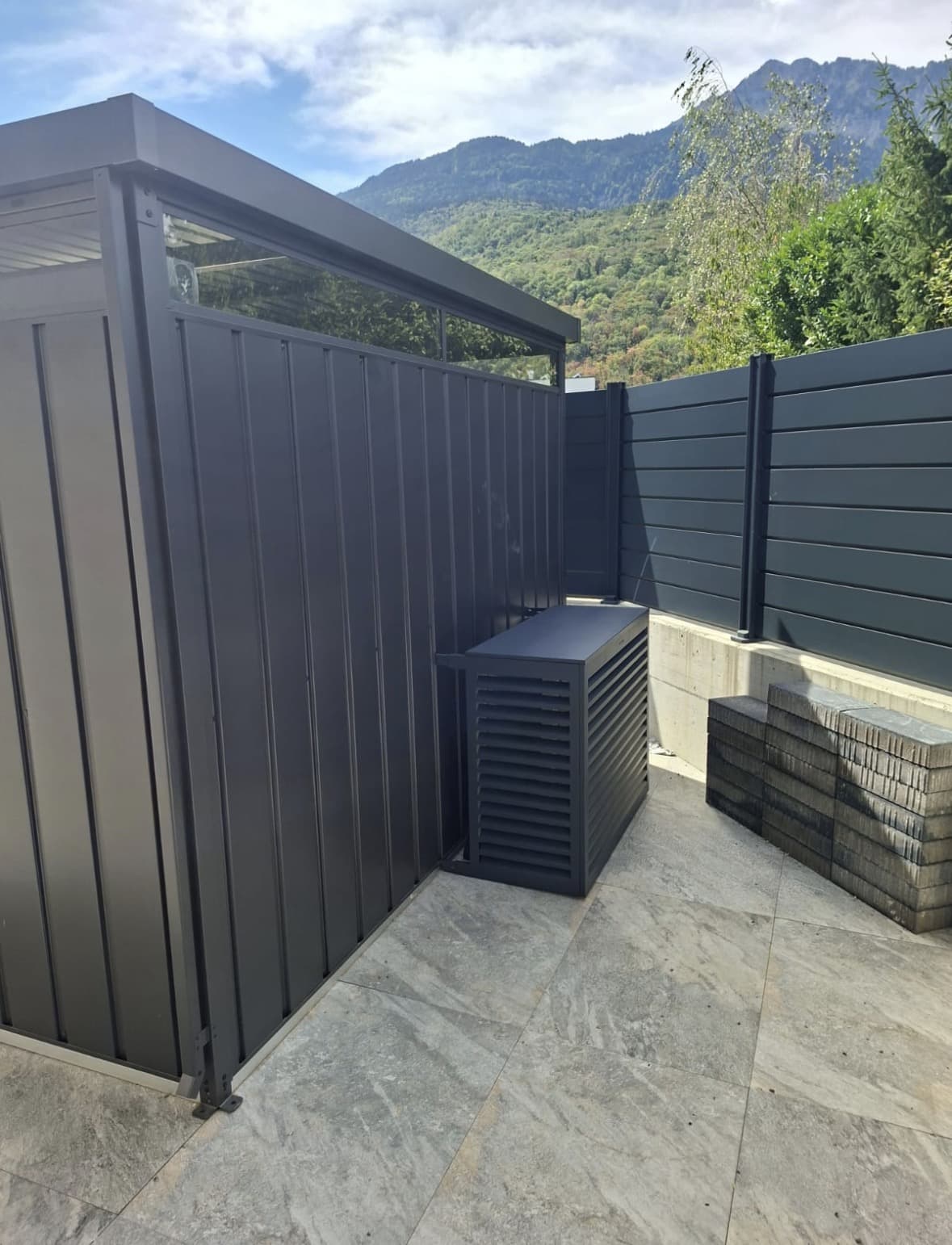 Cache décoratif anthracite Deco-Clim recouvrant l'unité extérieure de climatisation