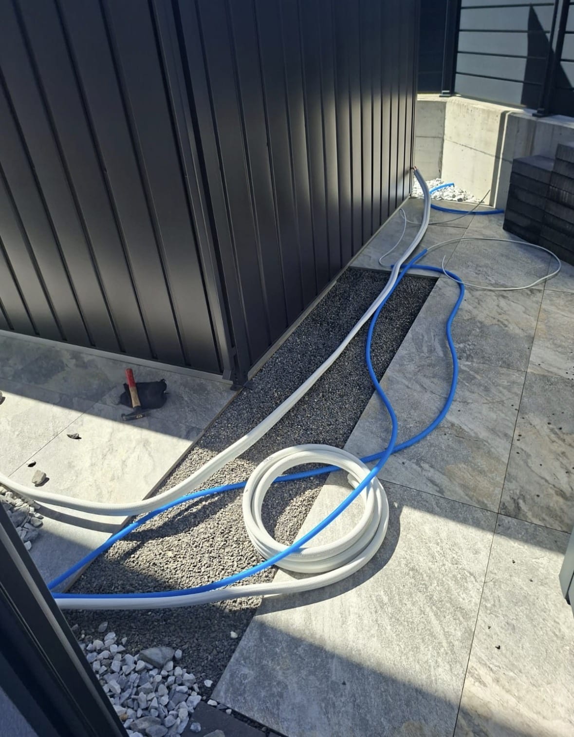 Tranchée le long de la terrasse recevant les conduites frigorifiques et le câble électrique