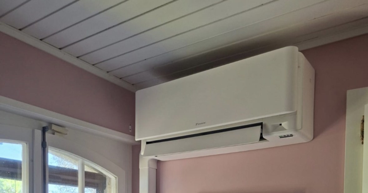 Unité intérieure de climatisation Daikin posée dans une villa à Borex, canton de Vaud