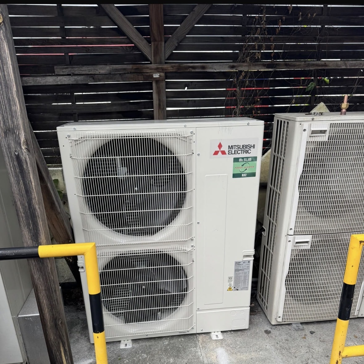 Unité extérieure Mitsubishi Electric Mr. Slim au fluide R32 installée à l'arrière du bâtiment industriel