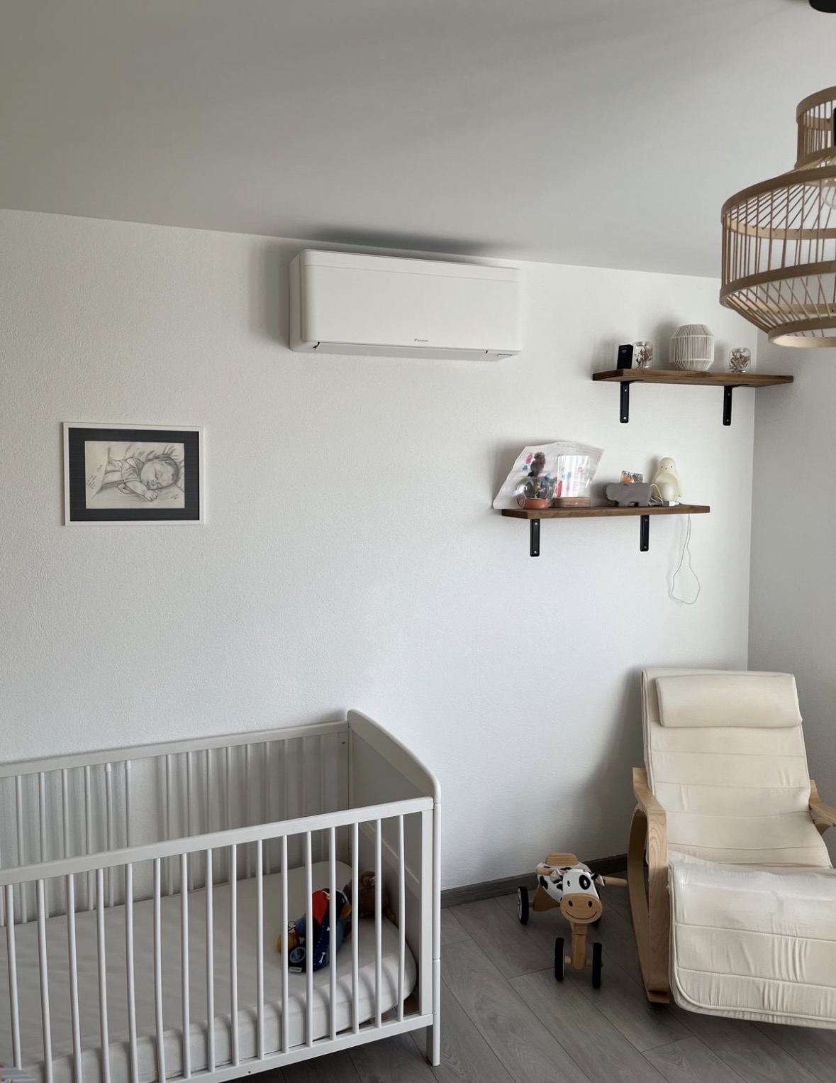 Unité murale Daikin Stylish blanche posée en hauteur dans une chambre d'enfant