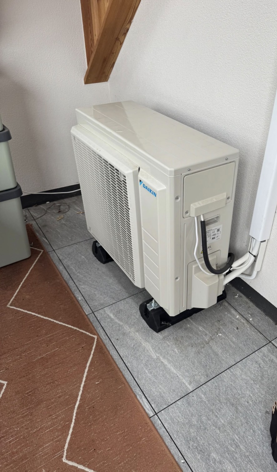 Unité extérieure de climatisation Daikin installée sur une terrasse d'appartement, sur plots antivibratiles