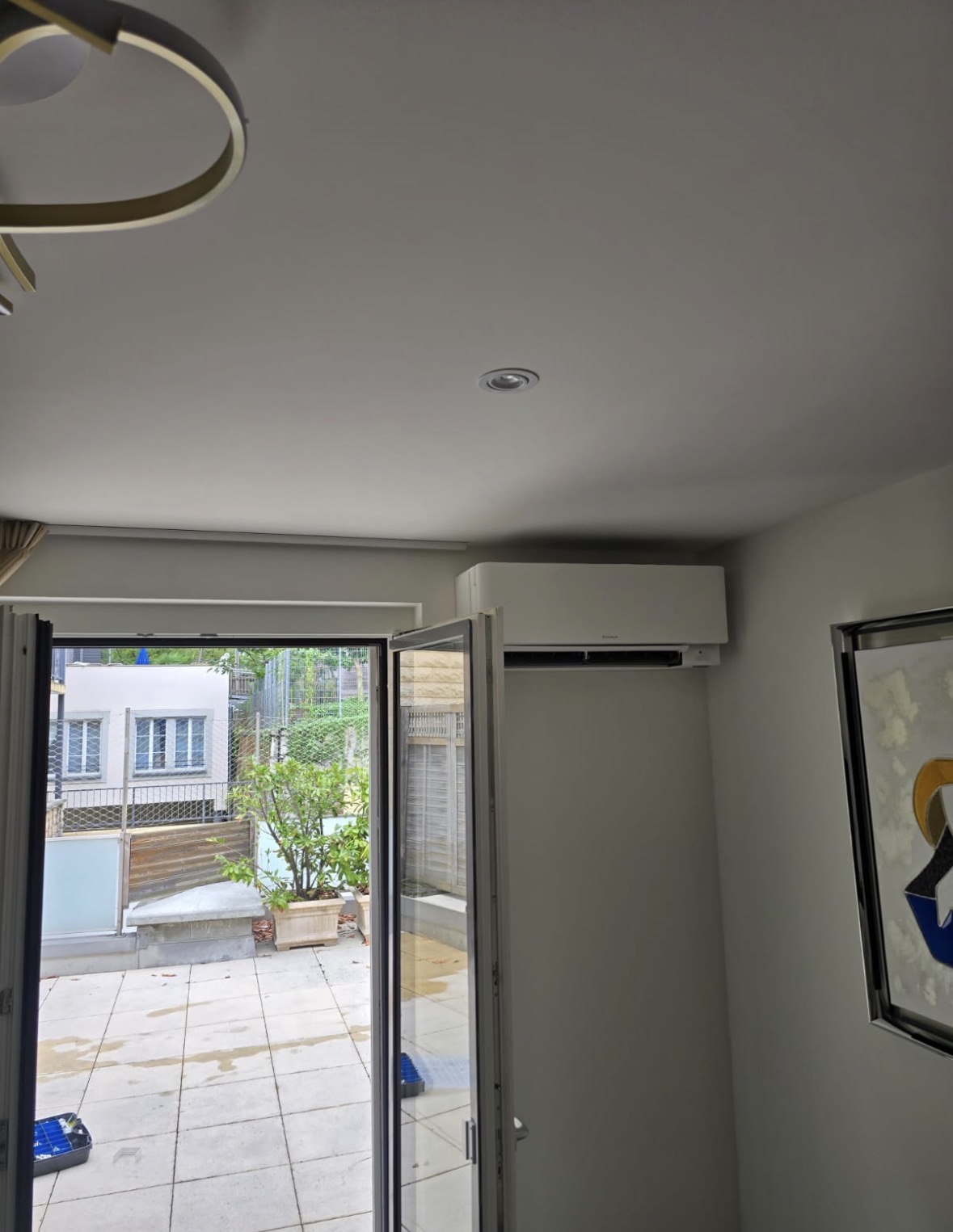 Seconde unité murale Daikin installée au-dessus d'une porte-fenêtre donnant sur une terrasse