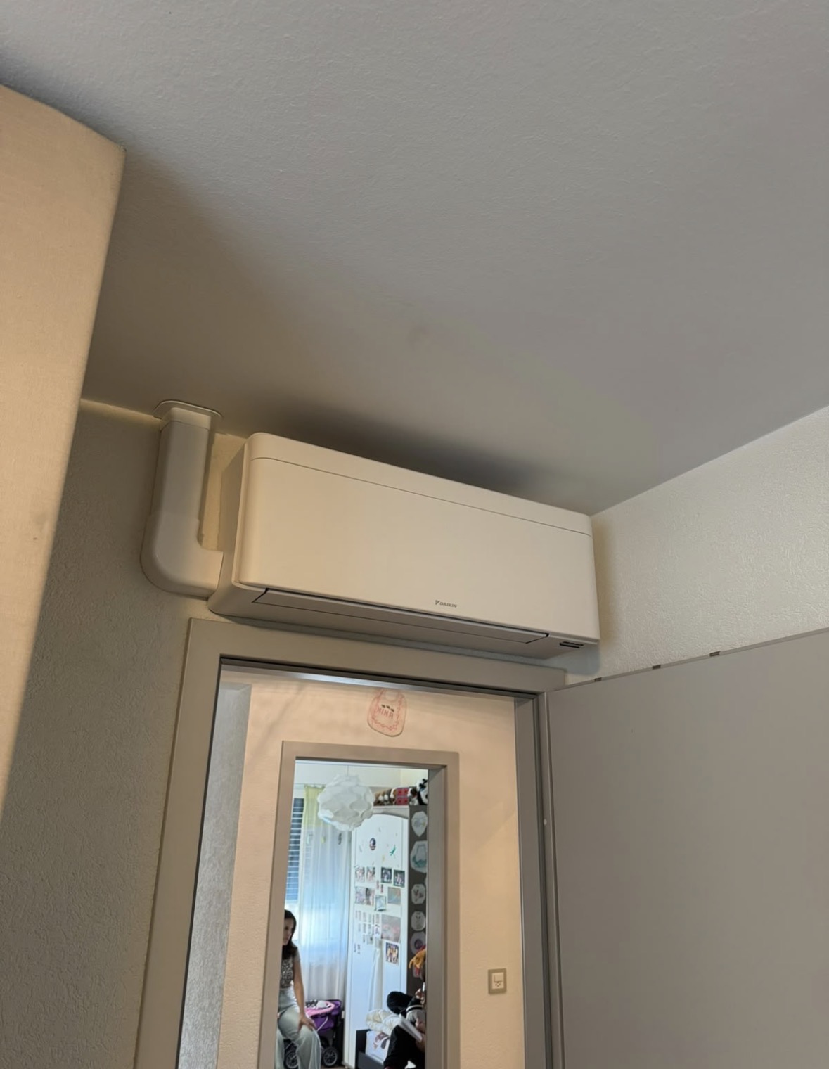 Unité intérieure Daikin blanche installée dans un angle de couloir de la villa