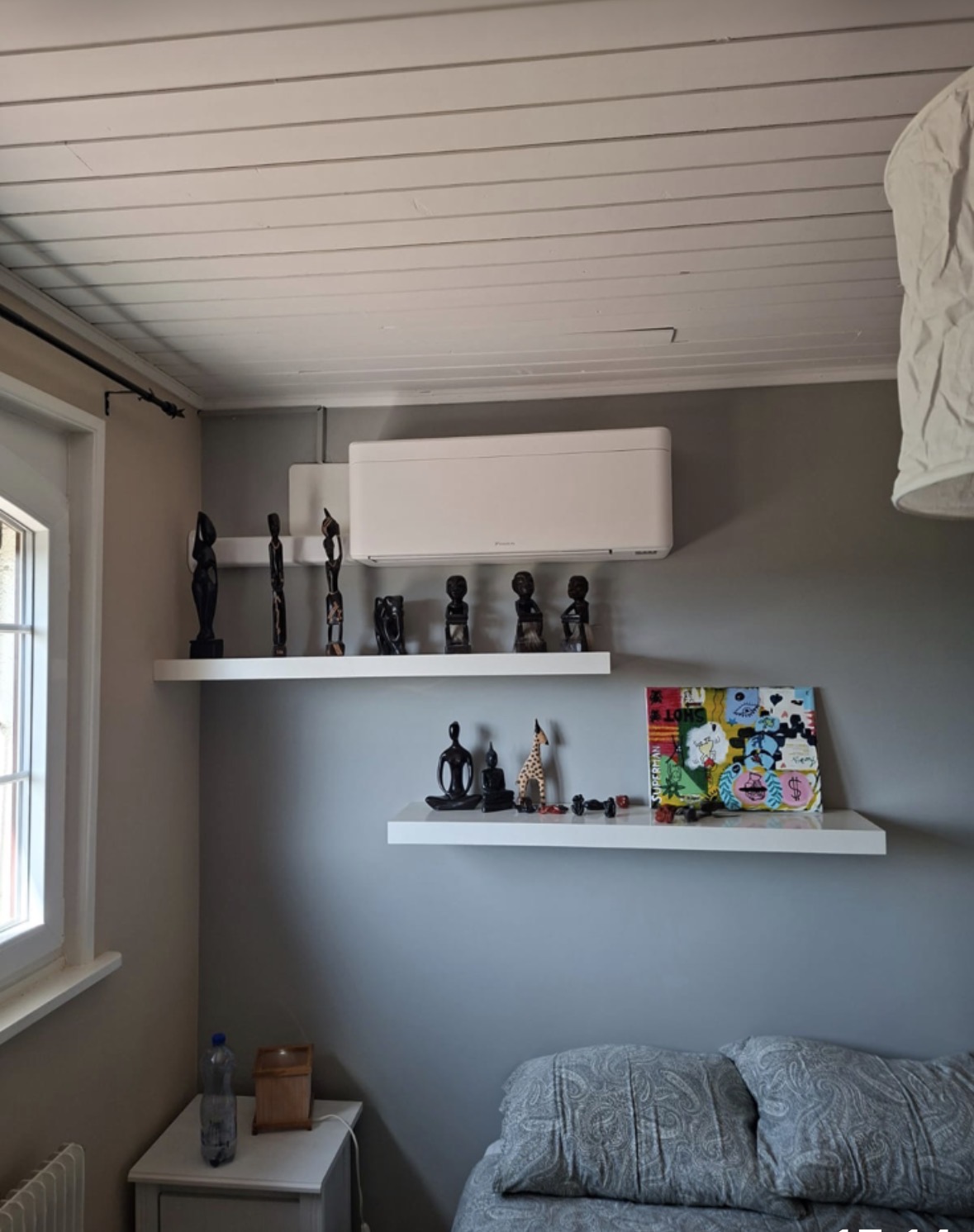 Vue d'ensemble d'une chambre avec son unité murale de climatisation Daikin